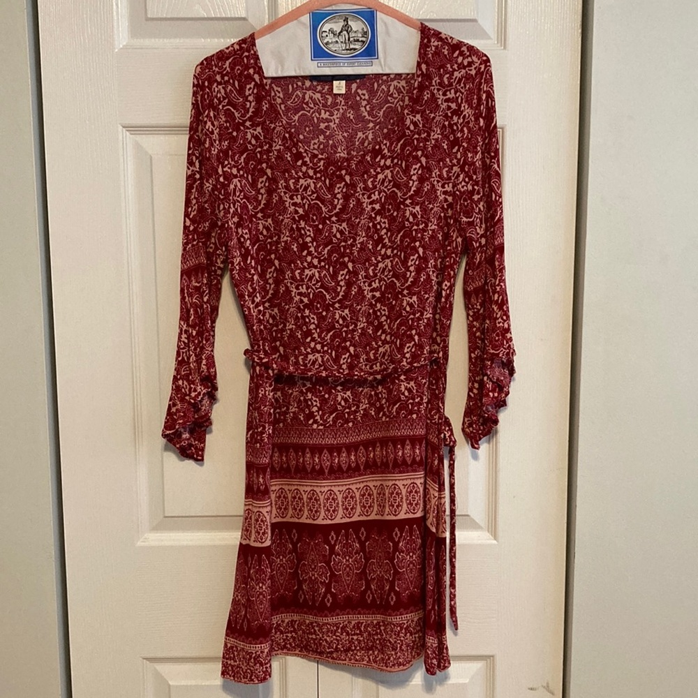 Cute patterned dress with bell sleeves and tied waist - womens size small